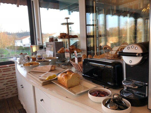 Petit déjeuner buffet (15.50 EUR par personne)