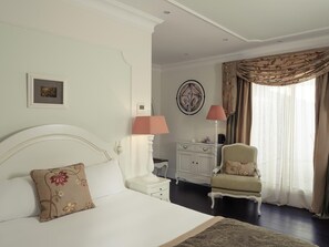 Habitación clásica, 1 cama matrimonial | Minibar, caja de seguridad en la habitación y decoración personalizada 