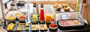 A breakfast buffet with various food items, condiments, and beverages. - Hôtel Mercure Villeneuve sur Lot Moulin de Madame (Villeneuve-sur-Lot)