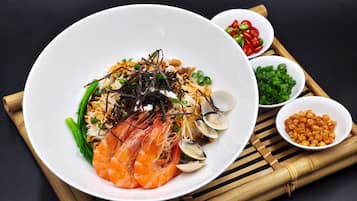 2 restaurants, breakfast, lunch, dinner served; dim sum