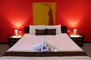 مأكولات ومشروبات مجانية في الميني بار وخزنة داخل الغرفة