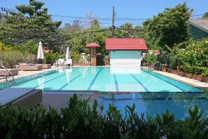 حمّام سباحة خارجي، مظلات على حمّام السباحة، مقاعد للتشمس