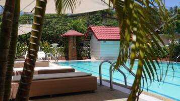 Piscine extérieure, parasols de plage, chaises longues