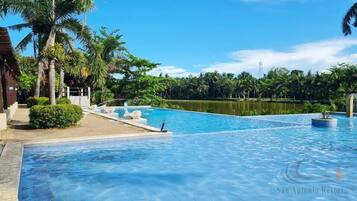 Piscina externa, salva-vidas no local