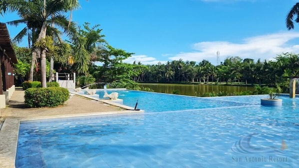 Außenpool, Rettungsschwimmer vor Ort