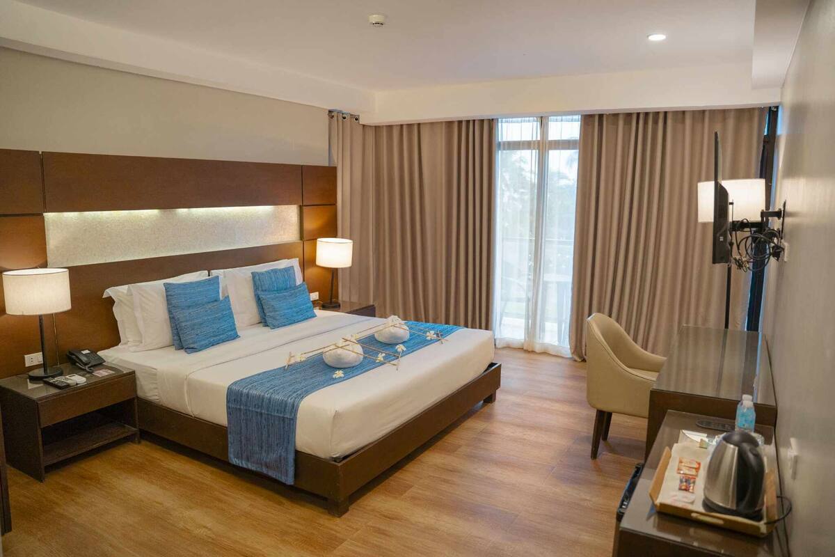 Quarto luxo, 1 cama King | Cortinas blackout, roupa de cama