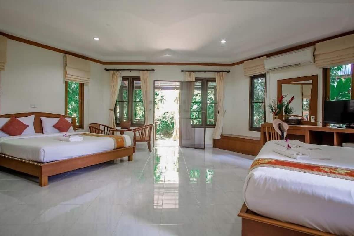 In-room safe, free WiFi, bed sheets
