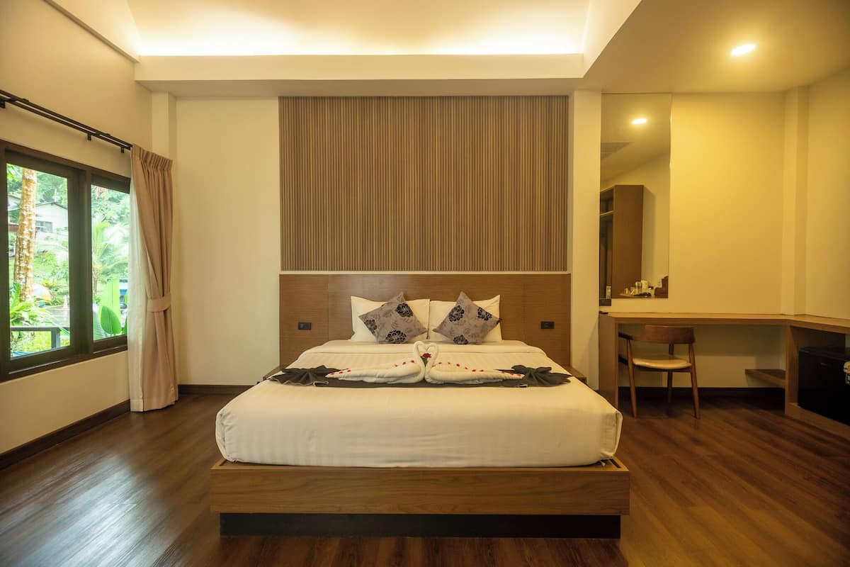 Deluxe Suite Double Bedroom | ตู้นิรภัยในห้องพัก, Wi-Fi ฟรี, ผ้าปูที่นอน
