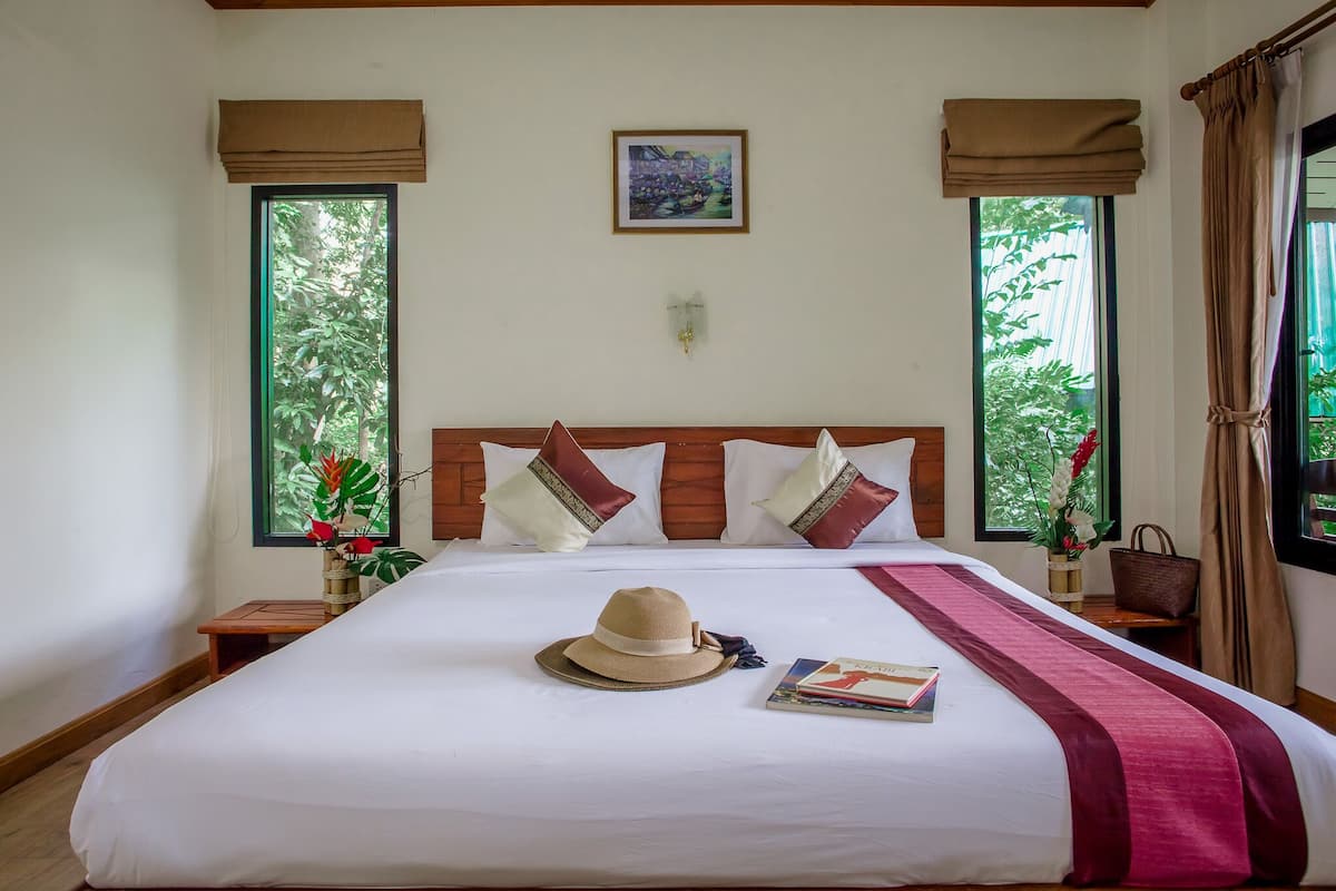 Pool View Bungalow | ตู้นิรภัยในห้องพัก, Wi-Fi ฟ รี, ผ้าปูที่นอน