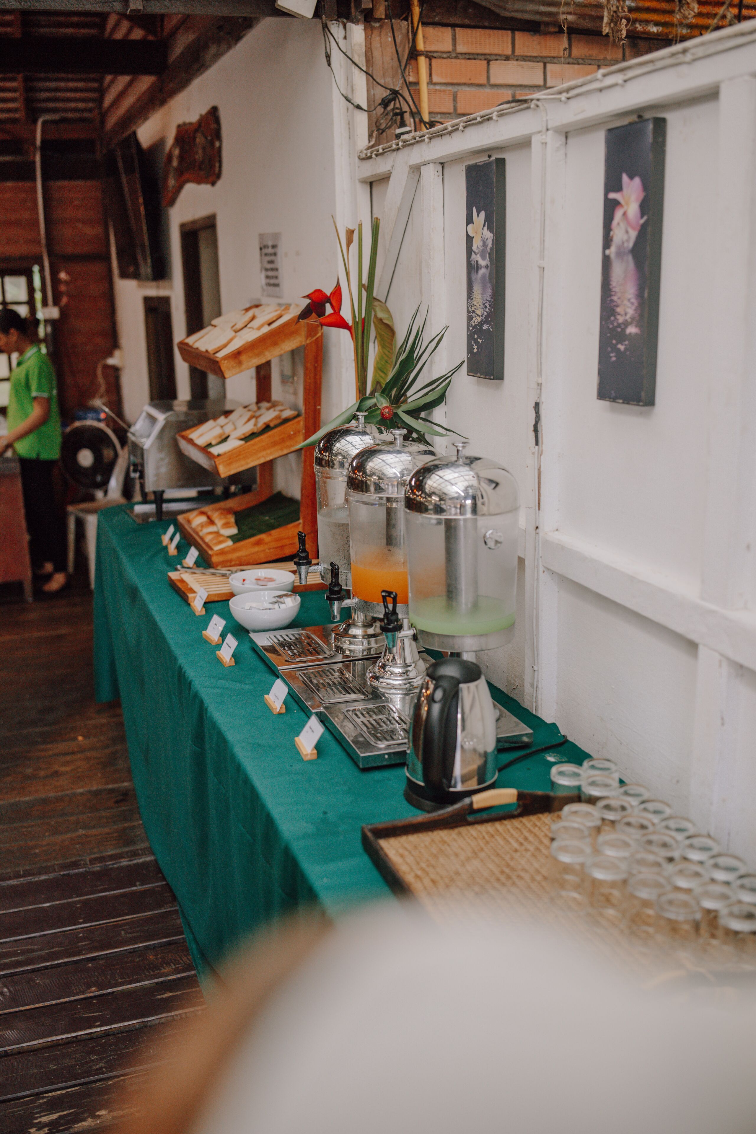 Een buffet met diverse gerechten en een drankstation.