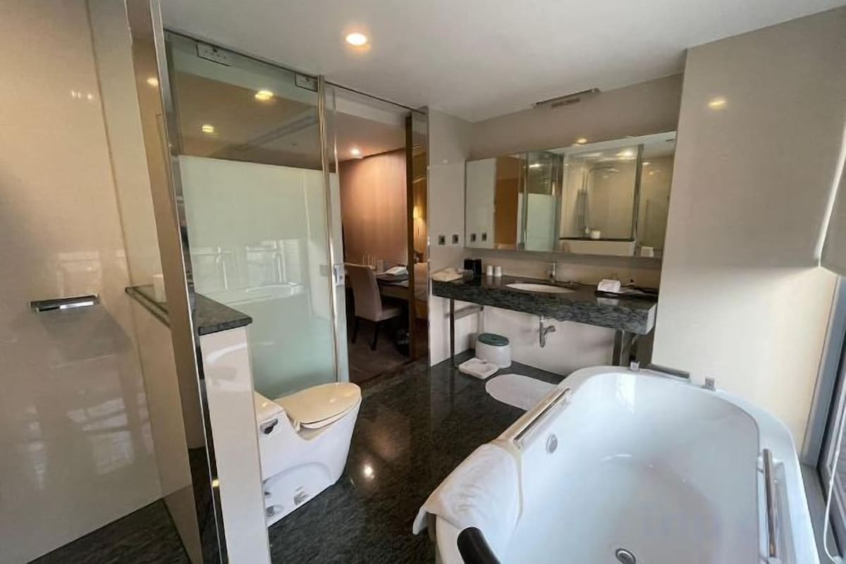 Bathroom | Hair dryer, towels, shampoo, toilet paper
