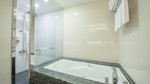 Deluxe Quadruple Room | Bathroom | Hair dryer, towels, shampoo, toilet paper - CHECK inn Select Taichung Dadun (Taichung)