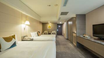 Luxury-Vierbettzimmer | Daunenbettdecken, Schreibtisch, laptopgeeigneter Arbeitsplatz
