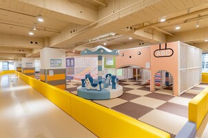 Zona de juegos infantil cubierta