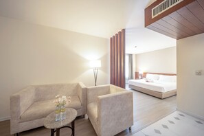 Junior-sviitti, 1 suuri parisänky, oma kylpyhuone | Tallelokero huoneessa, työpöytä