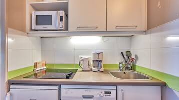 Cuina amb microones, cafetera i rentaplats.