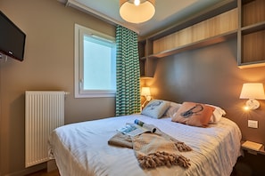 Apartment 4 people - 1 bedroom - Terrace or balcony | Blackout drapes, iron/ironing board, cribs/infant beds, free WiFi