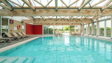 Una piscina cubierta