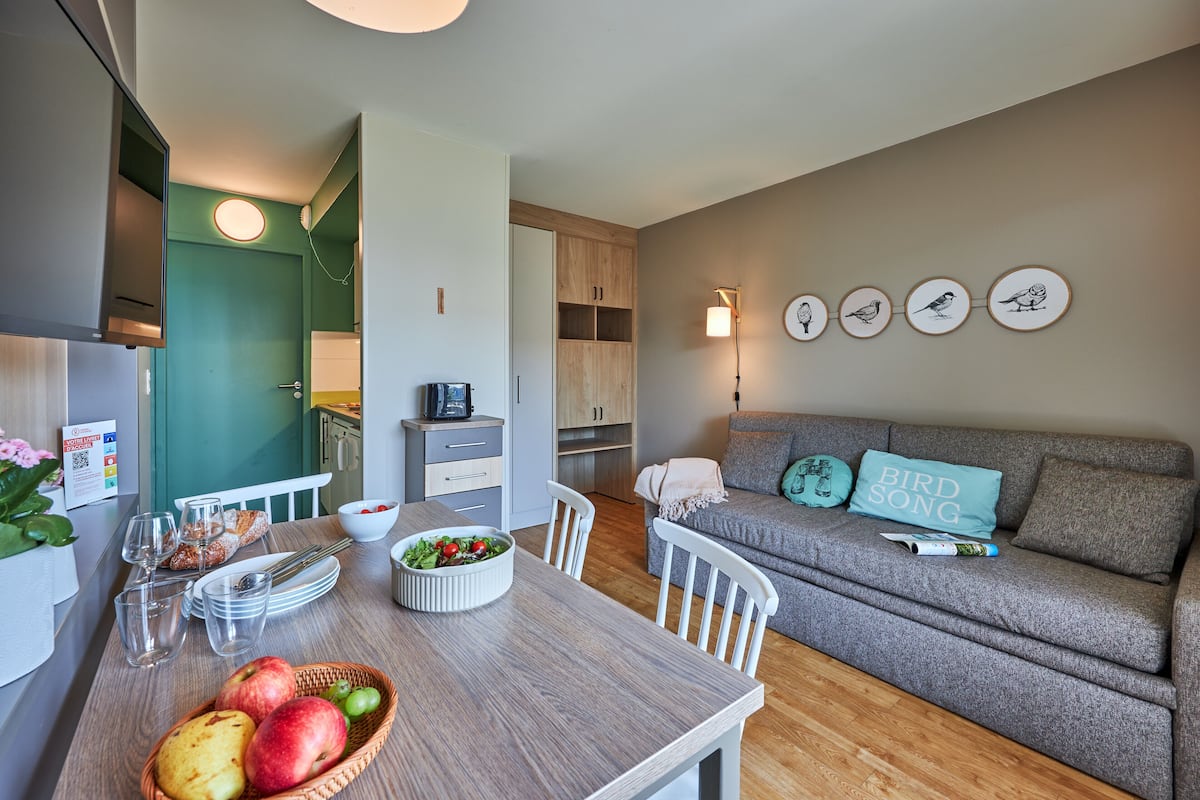 Apartment 4 people - 1 bedroom - Terrace or balcony - Bocage view | Living area | TV