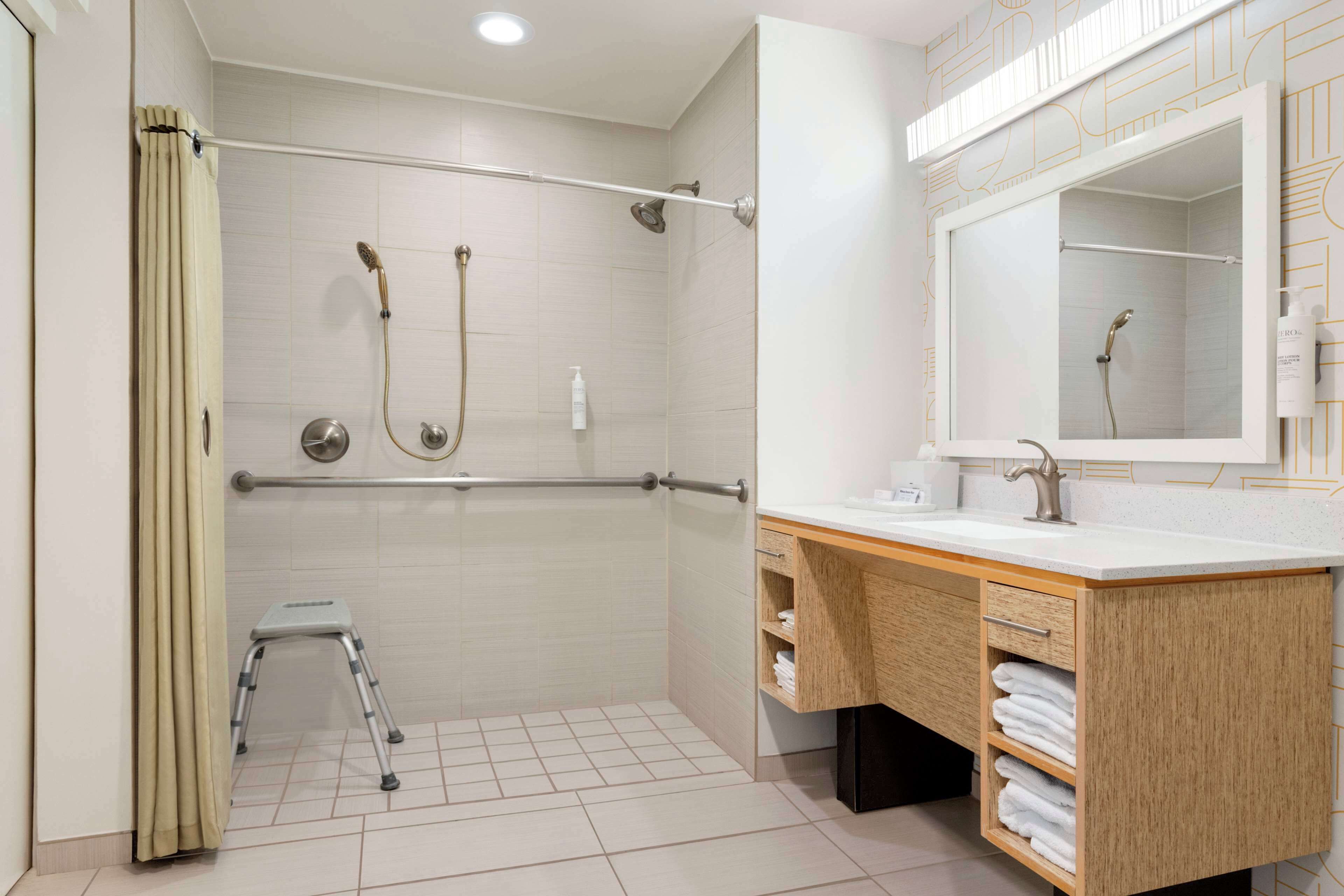 suite, accessible, non smoking | bathroom | shower, hair dryer, towels