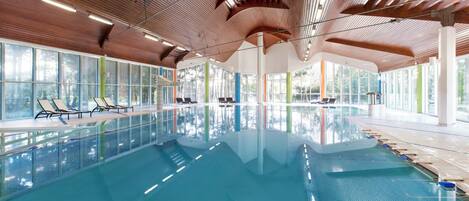 Innenpool, Außenpool (je nach Saison geöffnet), Liegestühle