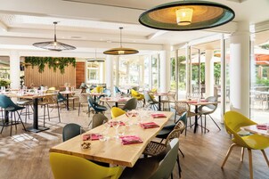 Se sirven desayunos y almuerzos; cocina regional; con vista a la piscina