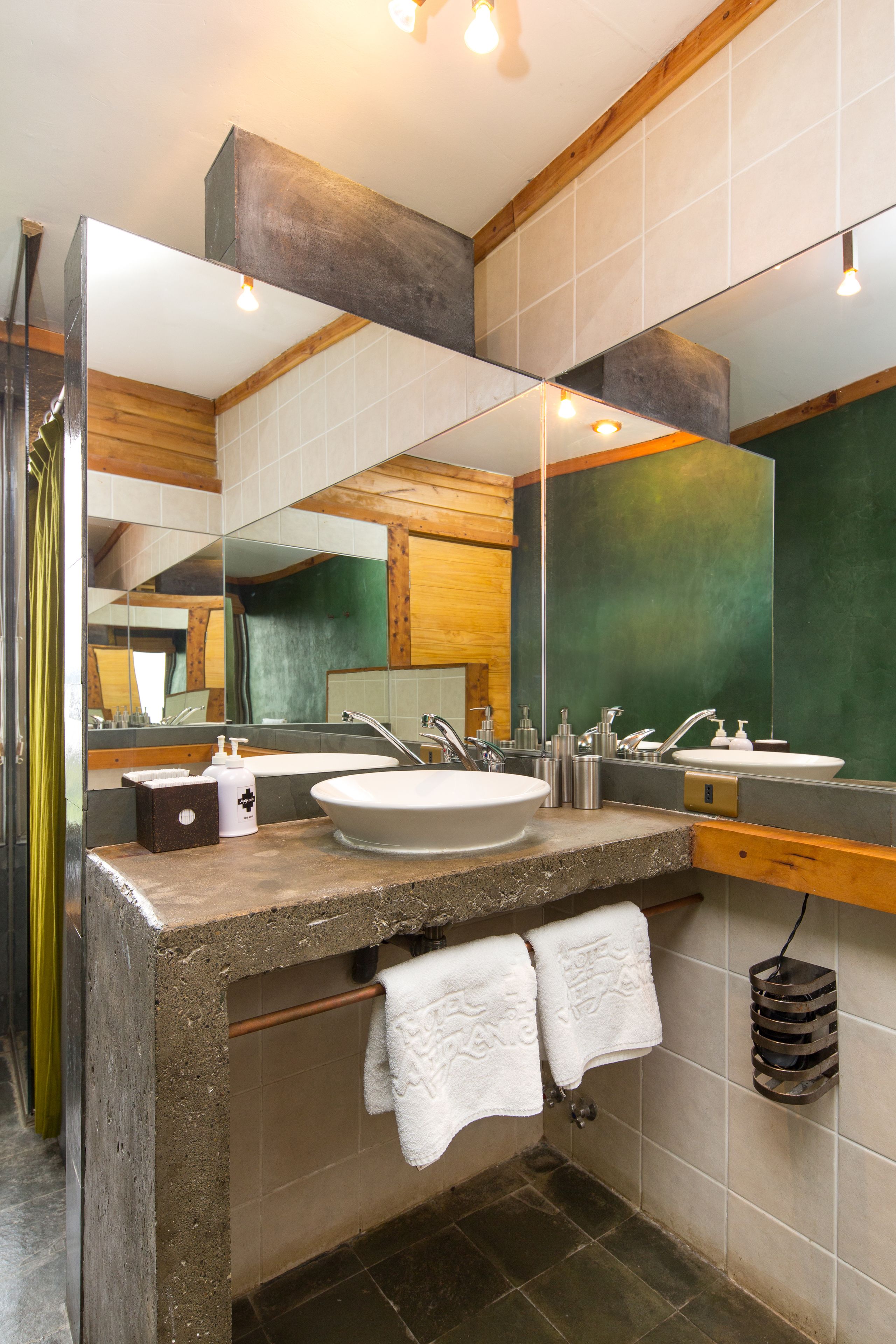 shower, free toiletries, towels