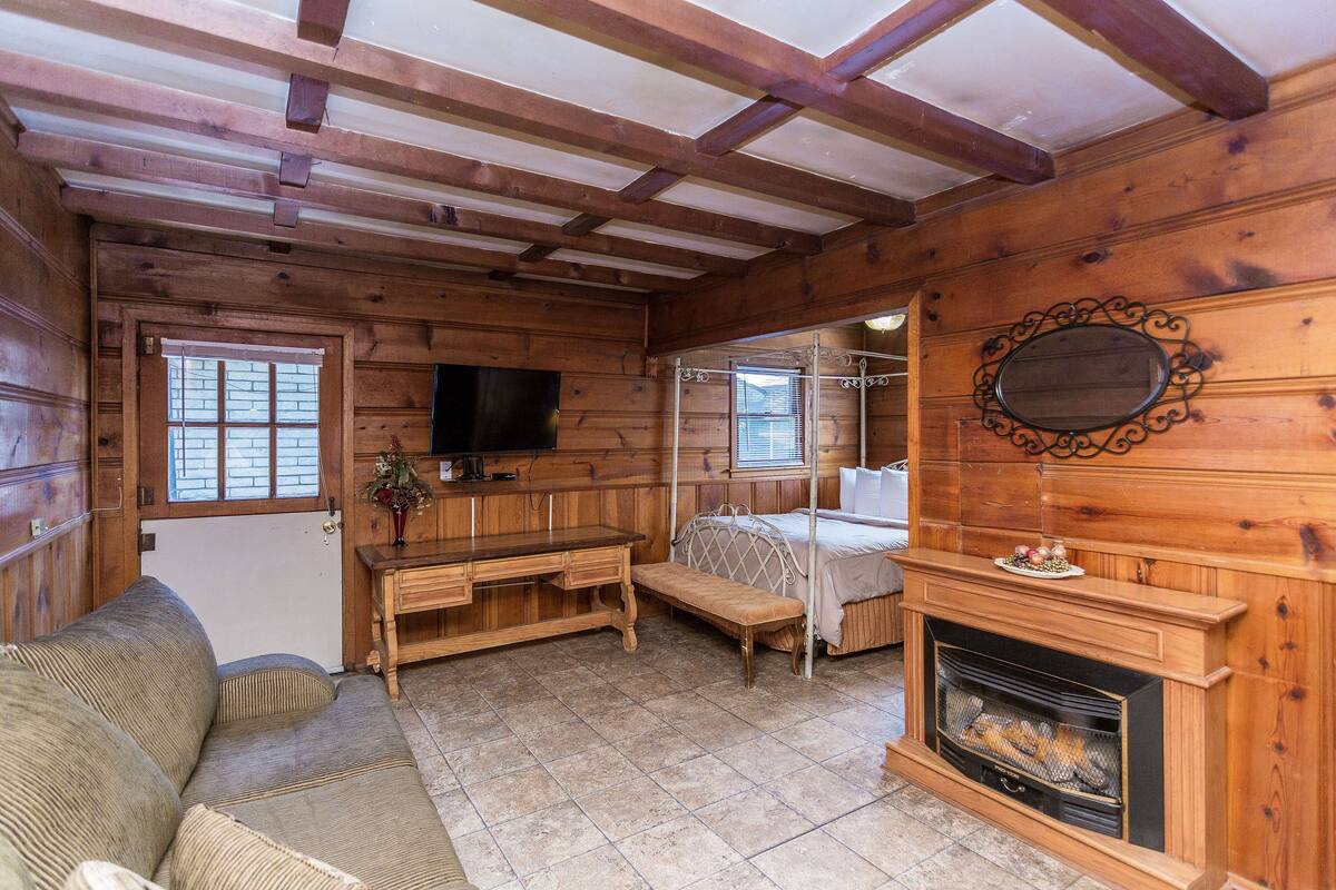 The Original Cottage | Senger med overmadrass, lydisolert, strykejern/-brett og vekkerklokke