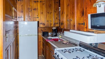 Refrigerador con freezer, microondas, horno, placa de cocina