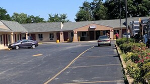 A parking lot with a building labeled "OFFICE" in the background. - Budget Motor Lodge (New Castle)