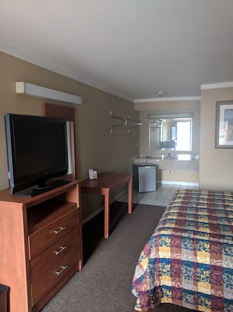 Deluxe Room, 2 Double Beds | Desk, free WiFi, bed sheets. Budget Motor Lodge