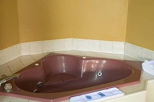 Deluxe Room, 1 King Bed | Jetted tub