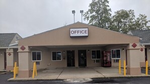 A building with a sign that reads "OFFICE" above the entrance. - Budget Motor Lodge (New Castle)