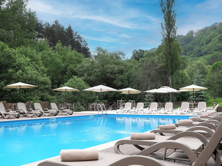 Una piscina techada, 2 piscinas al aire libre, camas de piscina gratis