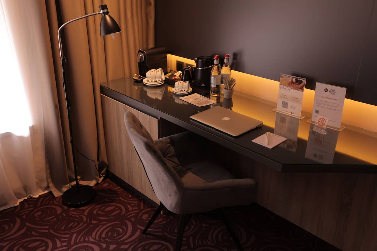 Suite, 1 King Bed, Non Smoking, Balcony (Living Room) | Premium bedding, Select Comfort beds, in-room safe, blackout drapes