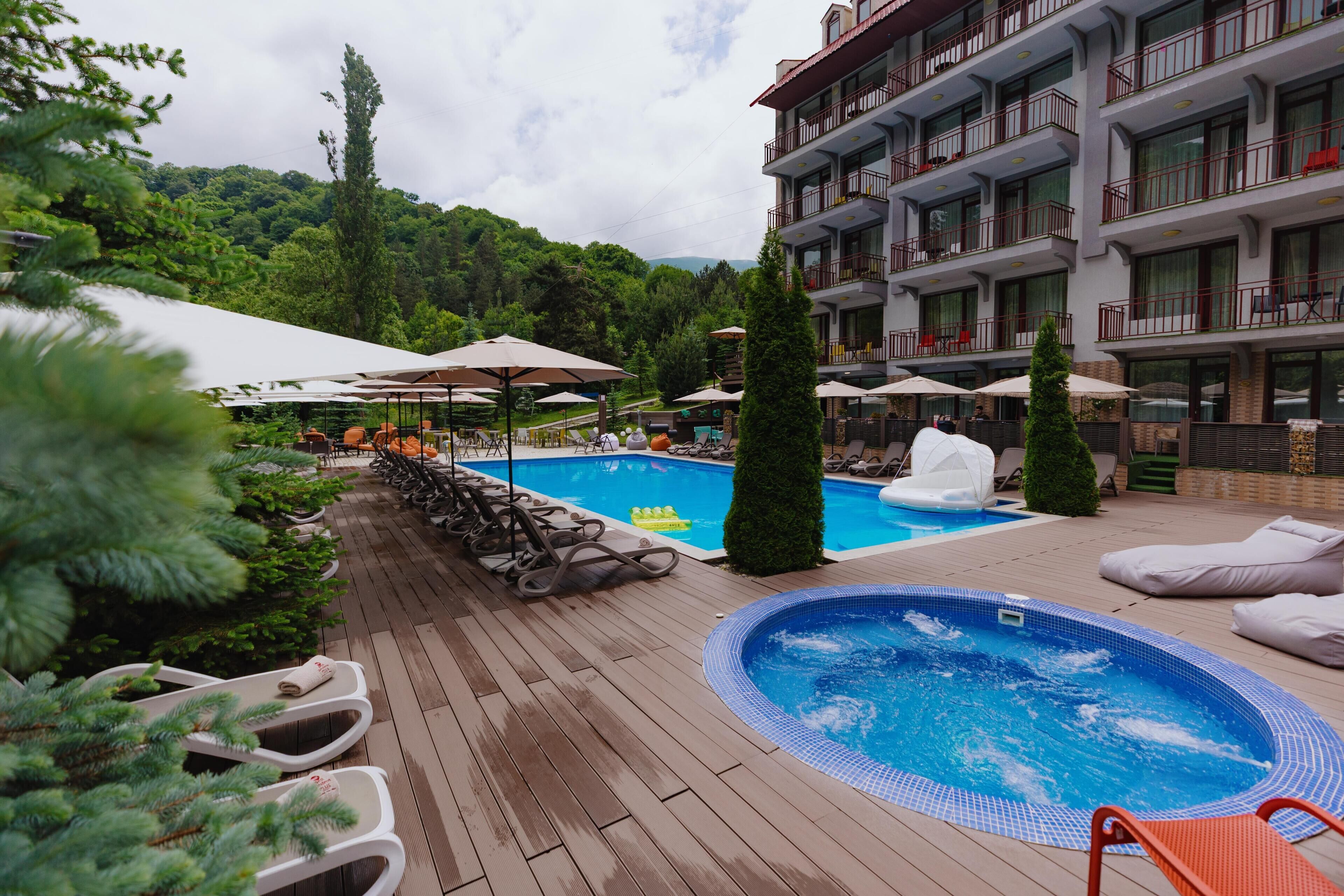 室內泳池、2 個室外泳池；10:00 至 21:00 開放；免費小屋、泳池傘
