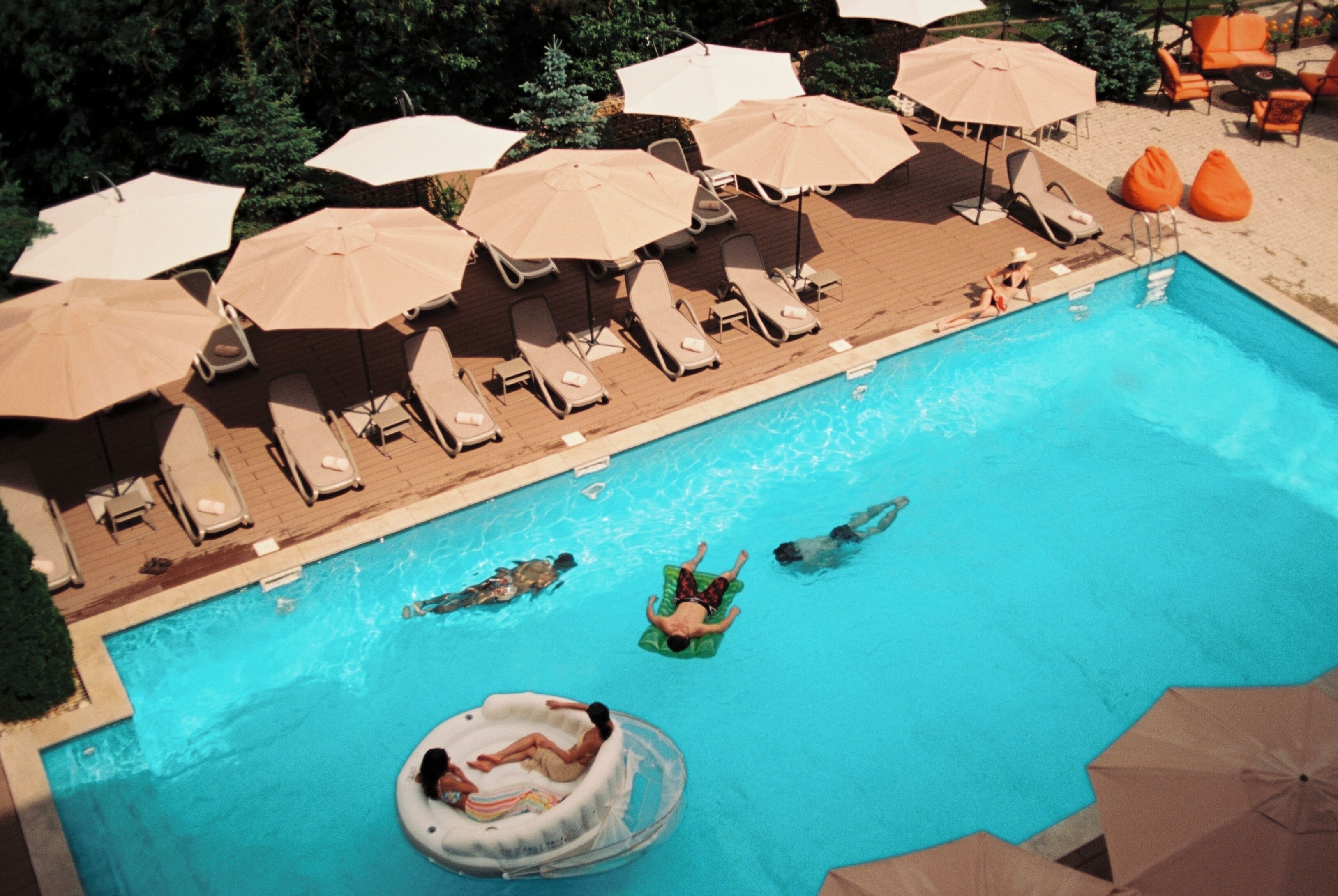 Una piscina cubierta, 2 piscinas al aire libre