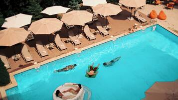 Una piscina cubierta, 2 piscinas al aire libre