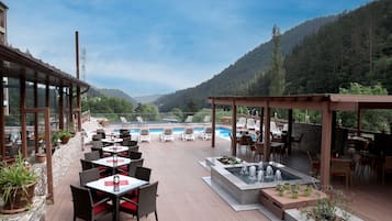 2 bars/lounges, 2 poolside bars