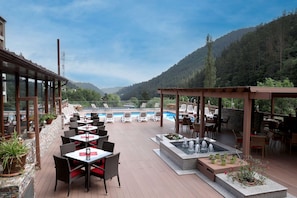 2 bares/lounges, 2 bares ao lado da piscina