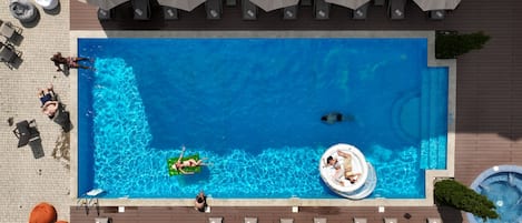 Piscine couverte, 2 piscines extérieures, cabanons gratuits