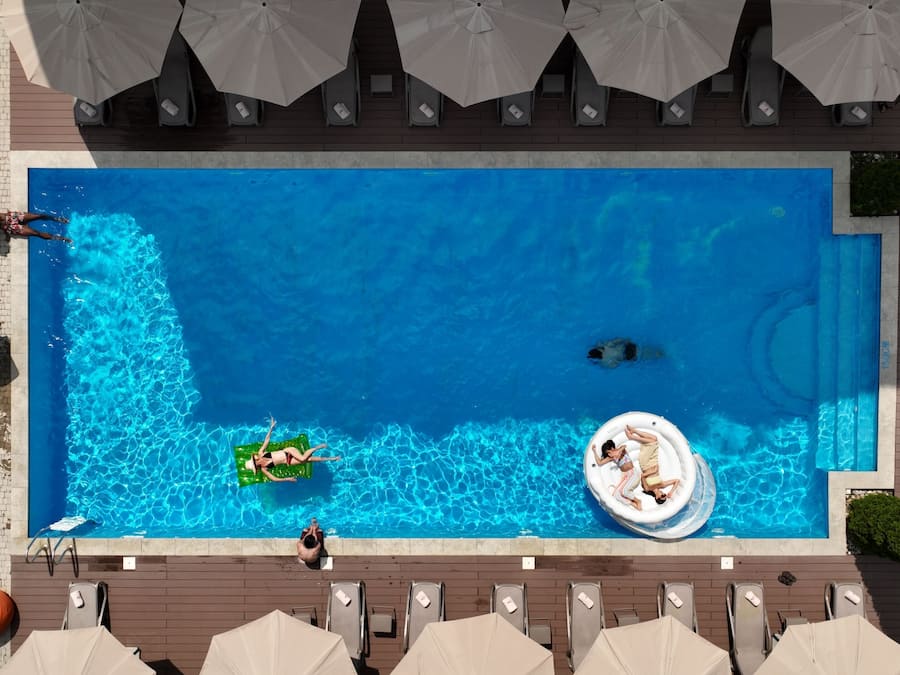 Piscine couverte, 2 piscines extérieures, cabanons gratuits
