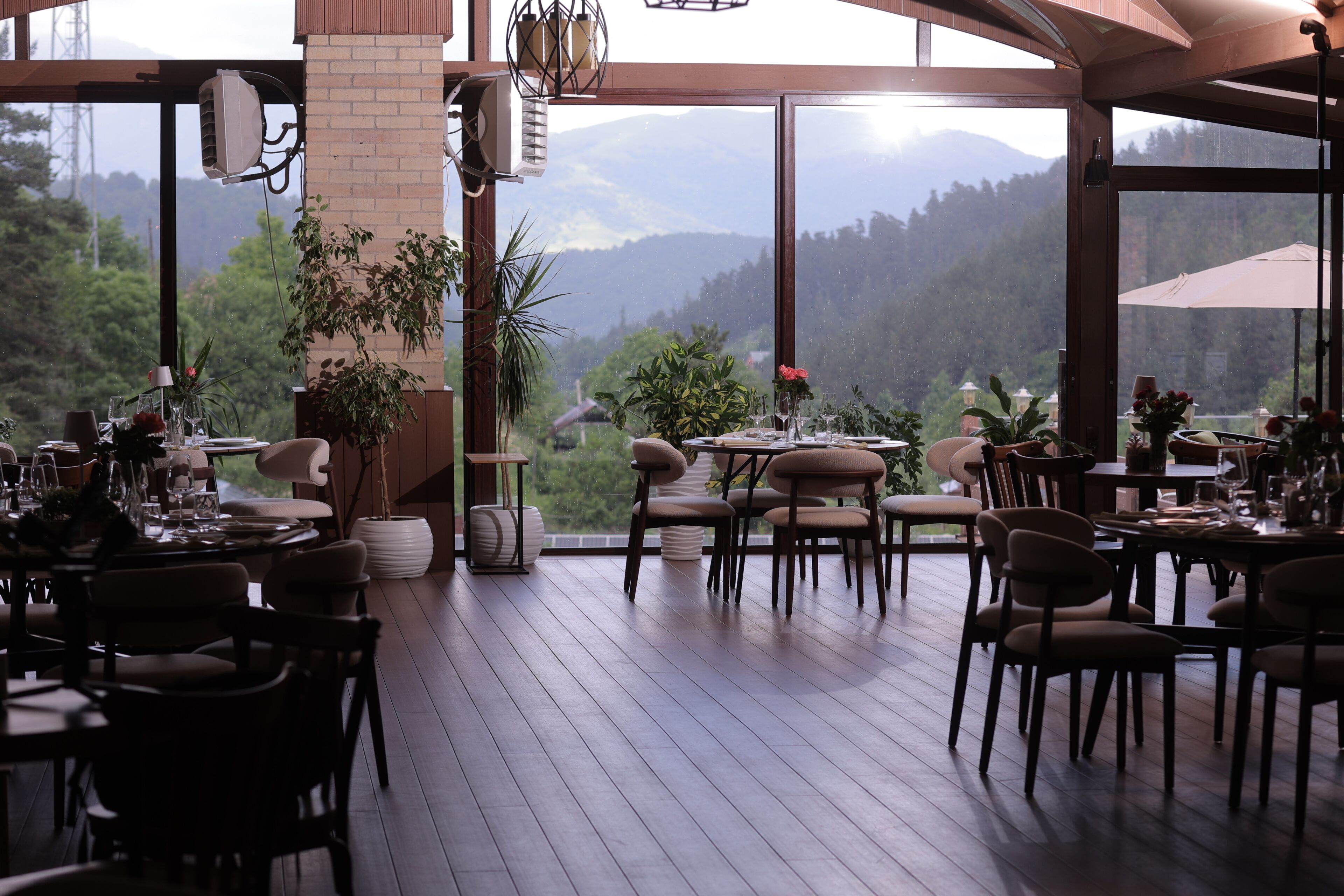 3 restaurants; breakfast, lunch, dinner, and brunch served