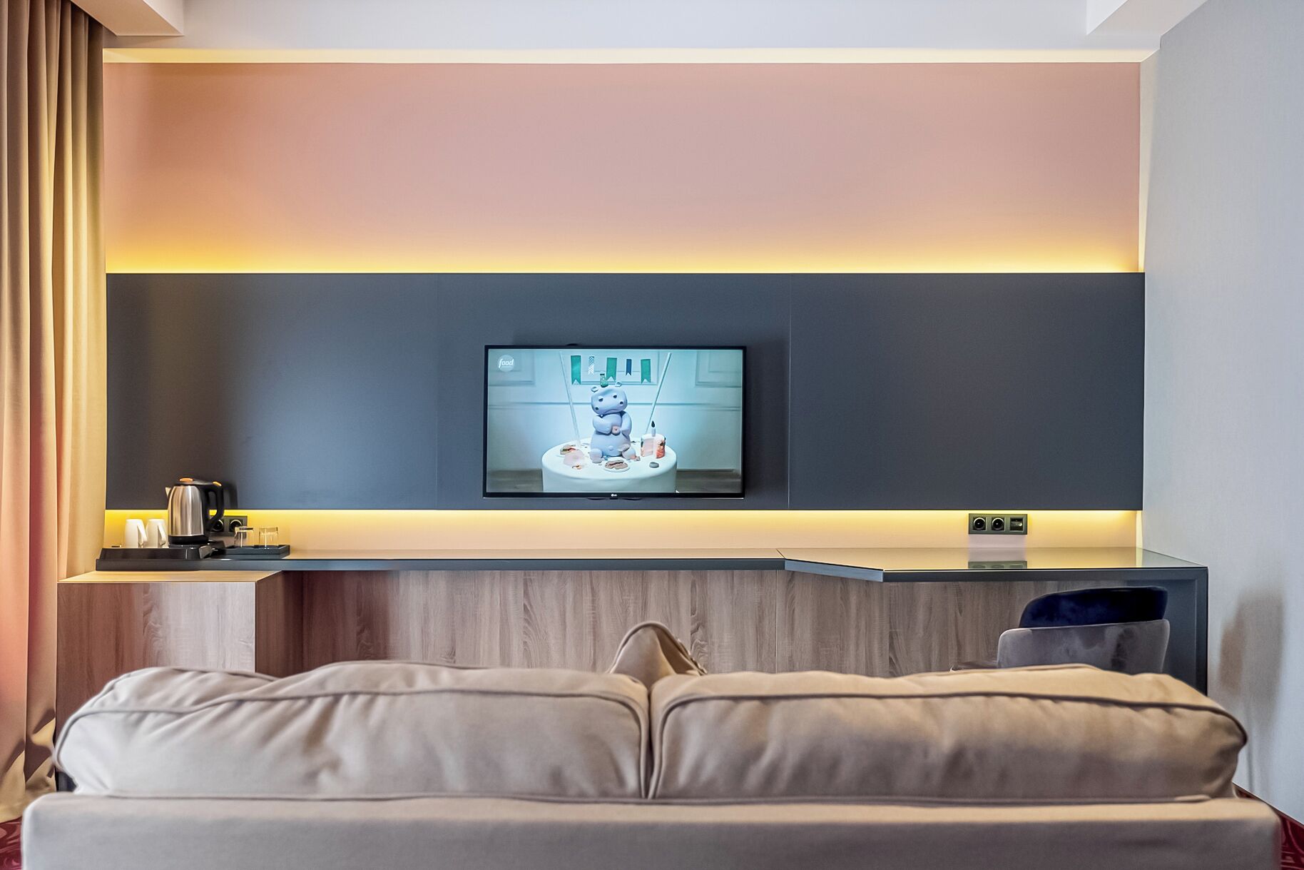 suite, 1 king bed, non smoking, balcony (living room) | premium bedding, select comfort beds, in-room safe, blackout curtains