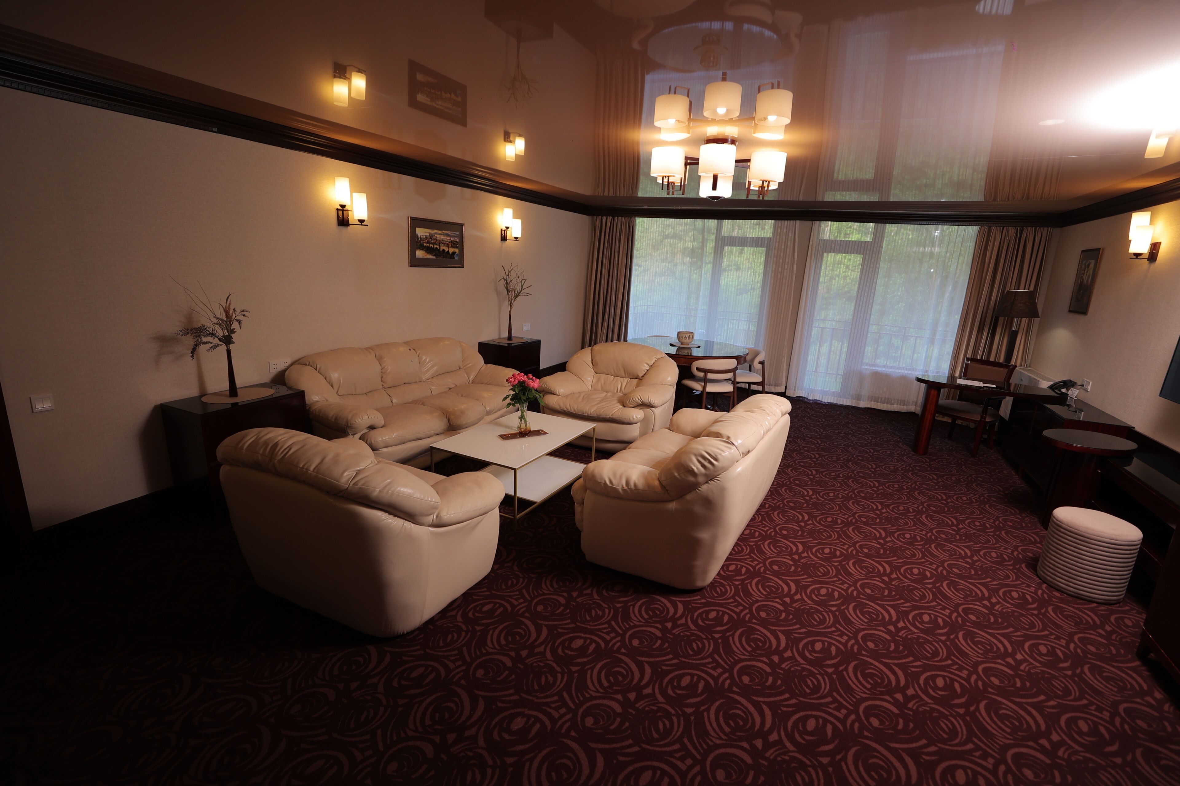 Deluxe Suite, 1 King Bed, Non Smoking, Jetted Tub | Premium bedding, Select Comfort beds, in-room safe, blackout curtains