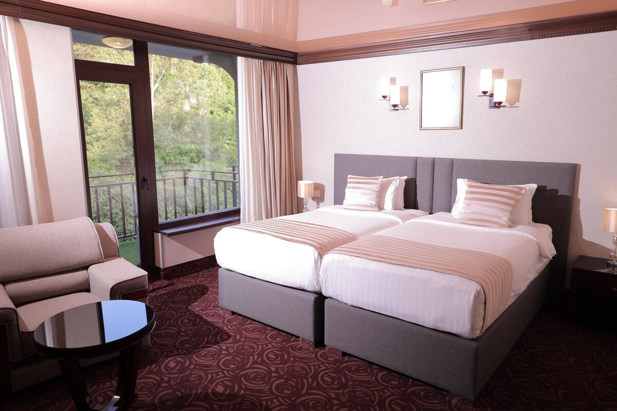 Deluxe kamer, 1 kingsize bed, niet-roken, uitzicht op bergen | Luxe beddengoed, Select Comfort-bedden, een kluis op de kamer