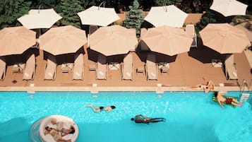 Kolam renang indoor dan 2 kolam renang outdoor, dengan cabana gratis