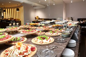 Café da manhã com buffet grátis todos os dias