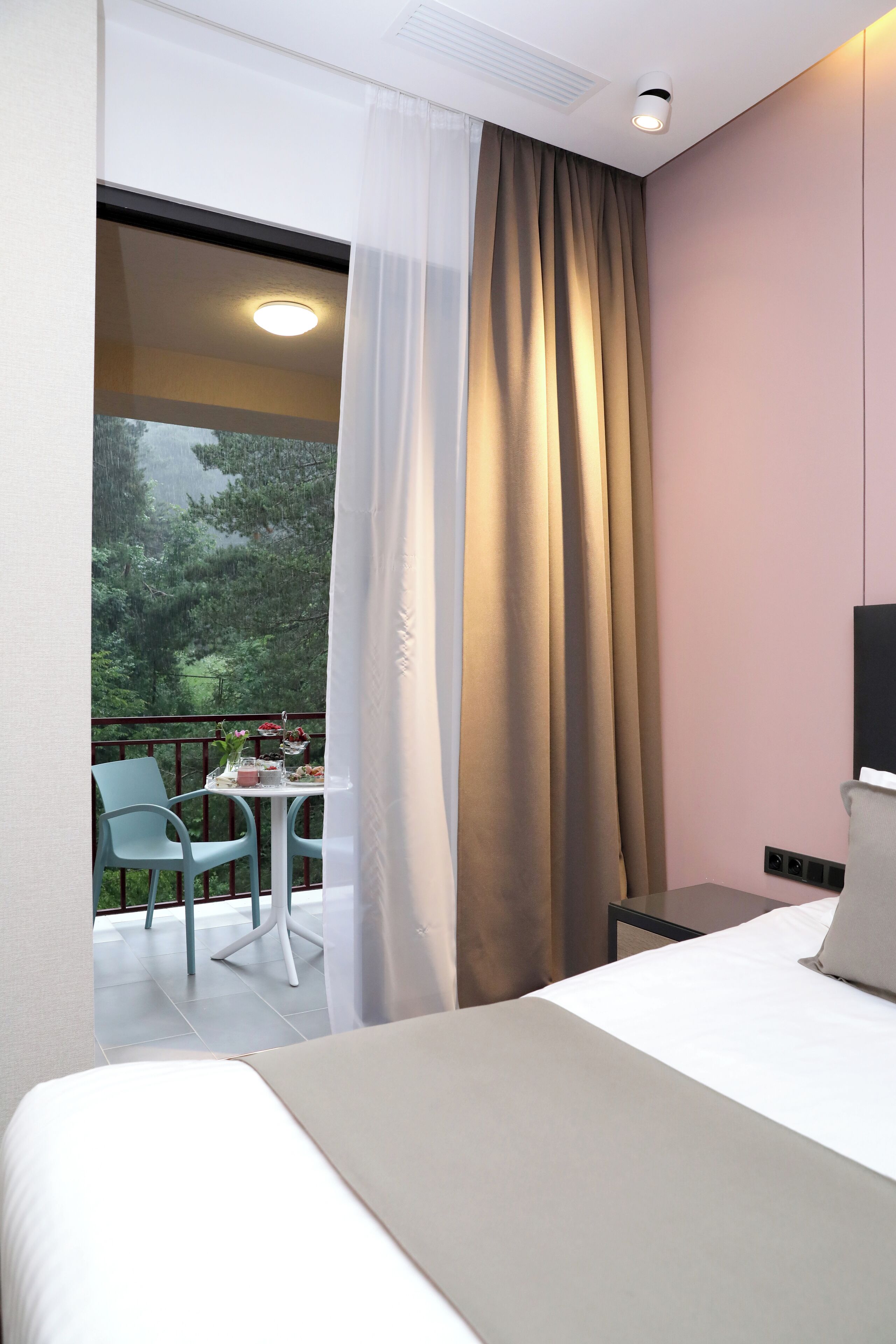 superior room, 1 king bed, non smoking | premium bedding, select comfort beds, in-room safe, blackout curtains