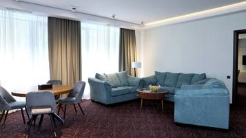 Suite Deluxe, 1 cama King size, para no fumadores, hidromasaje | Ropa de cama de alta calidad y camas Select Comfort